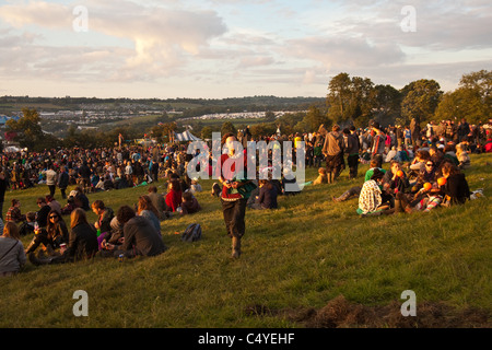 La foule rassemblée à la Stone Circle dans Kings Meadow, Glastonbury Festival 2011 Banque D'Images