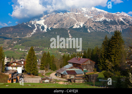 Cortina D'Ampezzo vers Tofana di Mezzo et Tofana di dentro o de Inze, Dolomiti D'Ampezzo, Vento, Dolomites, Italie, Europe Banque D'Images