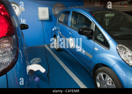 Voitures électriques à louer à Séville, Espagne. Banque D'Images