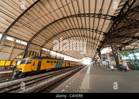 Image paysage d'Haarlem Railway Station, Haarlem, Hollande, Pays-Bas avec le train debout à la plate-forme. JMH5058 Banque D'Images