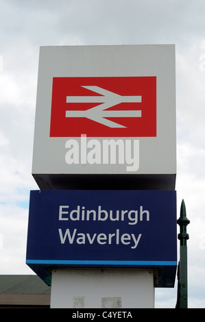 Gare Waverley d'Édimbourg panneau avec le logo Double Arrow Surnommé « The Arrow of indécision », Écosse, Royaume-Uni Banque D'Images