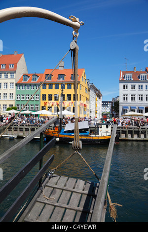 Le canal de Nyhavn et de divertissement quarts dans le port de Copenhague vu par une passerelle en bois suspendue à un davit Banque D'Images