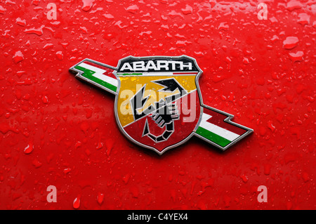 Fiat Abarth Logo sur une voiture nouvelle Fiat 500 rouge avec des gouttes de pluie Banque D'Images