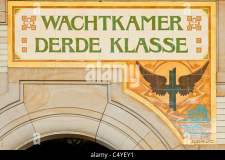 Salle d'attente de troisième classe signer situé dans tuiles à la gare de Haarlem, Haarlem, Hollande, Pays-Bas. JMH5063 Banque D'Images