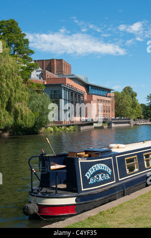 La rivière Avon, à Stratford avec Swan Theatre en arrière-plan. UK Banque D'Images