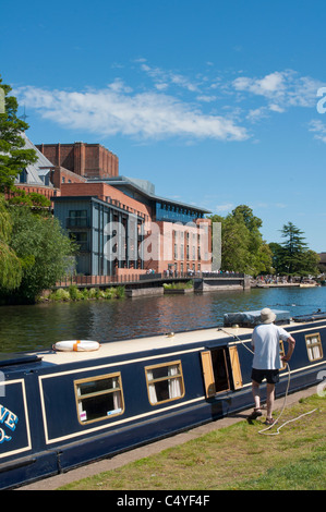 La rivière Avon, à Stratford avec Swan Theatre en arrière-plan. UK Banque D'Images