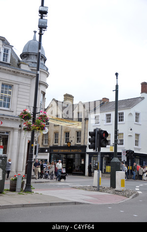 L'entrée de la rue de cricklade à Cirencester, Gloucestershire, Angleterre Royaume-Uni - prises de la place du marché Banque D'Images