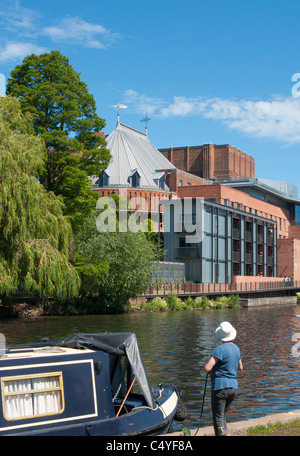 La rivière Avon, à Stratford avec RSA theatre en arrière-plan. UK Banque D'Images