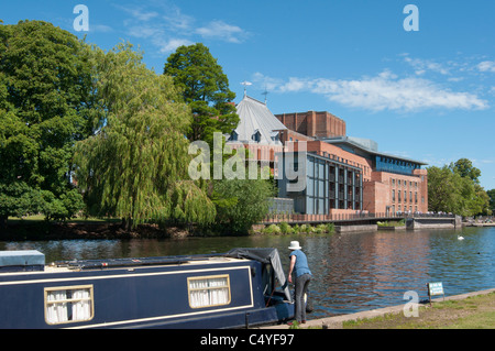 La rivière Avon, à Stratford avec RSA theatre en arrière-plan. UK Banque D'Images