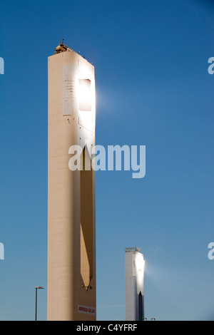 La tour solaire thermique PS20, la seule tour solaire de travail en ce moment dans le monde. Banque D'Images