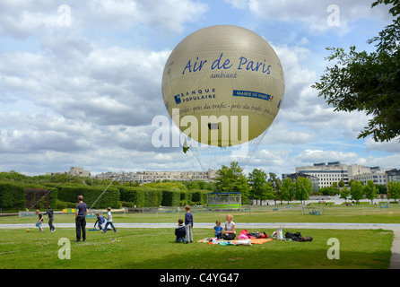 Le Parc André Citroën, complet avec un ballon à air chaud captif permettant aux visiteurs de s'élever au-dessus des toits de Paris. Banque D'Images