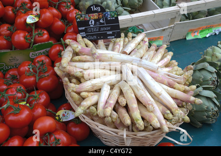 Les tomates, les asperges et les artichauts en vente sur une échoppe de marché sur la rue de Buci, Paris, France. Banque D'Images