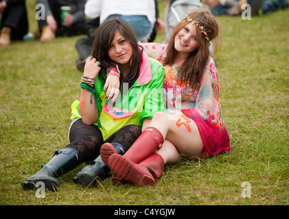 Deux femmes festivaliers regarder les bandes à la scène principale, au cours de la première journée du Rockness Festival. Banque D'Images