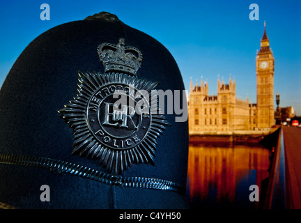 Fermer la vue sur l'historique des années 1960, Metropolitan police casque avec chambres du Parlement et Tamise Westminster London UK Banque D'Images
