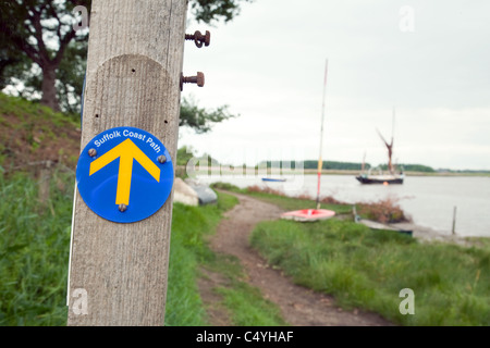 Suffolk coast path signe sur la rivière alde à Iken Suffolk, UK Banque D'Images