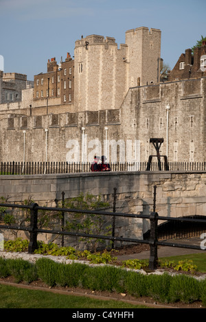 Les Beefeaters deux debout à l'extérieur de la Tour de Londres à Londres, Angleterre, RU Banque D'Images