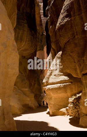 Petra, Jordanie. L'entrée de l'ancienne ville avec le Conseil du Trésor, Al Khazneh, de l'étroite gorge connue sous le nom de Al Siq. Banque D'Images