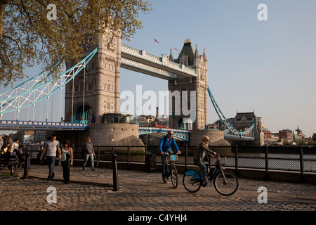 Personnes à pied et à vélo à proximité de la Tour de Londres et de la Tamise à Londres, Angleterre, RU Banque D'Images