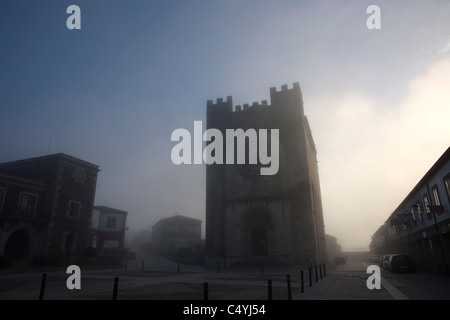 Tôt le matin, le brouillard autour de l'église de Portomarin, Galice, dans la française de Saint James Way, Portomarin, Galice, Espagne. Banque D'Images