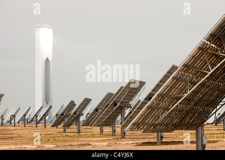 Heliostats, grand soleil pour diriger des miroirs réfléchissant la PS20, la tour solaire thermique Banque D'Images