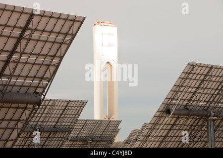 Heliostats, grand soleil pour diriger des miroirs réfléchissant la PS20, la tour solaire thermique Banque D'Images