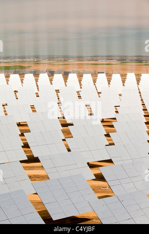 Heliostats, grand soleil pour diriger des miroirs réfléchissant la PS20, la tour solaire thermique Banque D'Images