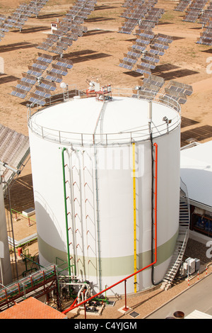 Un nouveau tour solaire en cours de construction à l'Eurostars Grand Marina complexe solaire administré par Abengoa, de l'énergie dans Sanlucar La Mayor, Banque D'Images