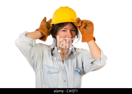 Attractive Smiling Hispanic Woman Wearing Hard Hat, lunettes et gants de travail cuir isolé sur un fond blanc. Banque D'Images