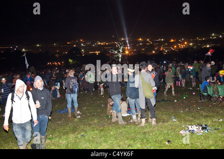 Les foules au cercle de pierre de nuit, Kings Meadow, Glastonbury Festival 2011, Somerset, Angleterre, Royaume-Uni. Banque D'Images