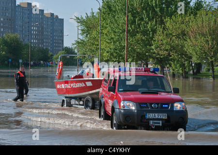 Camion des pompiers du remorquage d'un bateau, 2010 inondation à Kozanow domaine de Wrocław, la Basse Silésie, Pologne Banque D'Images