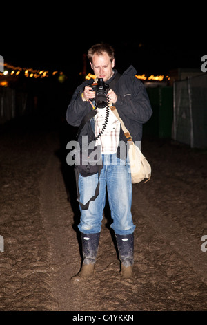 Photographe Jonathan Proctor à pied d'œuvre au festival de Glastonbury 2011 Banque D'Images