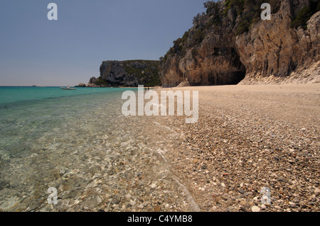 Pierres sur le rivage de la plage de Cala Luna, Cala Gonone, Sardaigne, Italie Banque D'Images