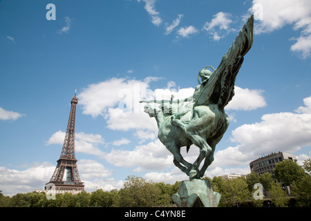 Paris - Tour Eiffel et statue de Jeanne d'Arc par Holger Wendekinch Banque D'Images