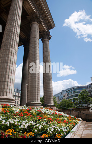 Paris - les colonnes de l'Eglise de la Madeleine et les fleurs Banque D'Images