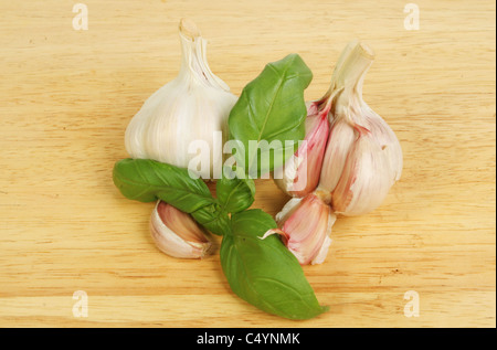 Bouquet de basilic avec l'ail l'ail et de girofle sur une planche en bois Banque D'Images