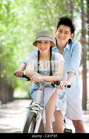 Happy Young Couple at the Park Banque D'Images