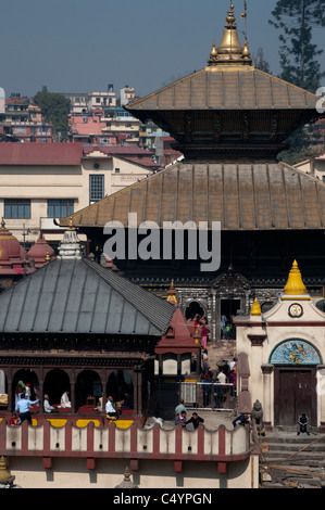 Pashupati Mandir est le saint temple de Pashupatinath, le principal lieu de pèlerinage hindou au Népal Banque D'Images