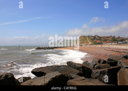 Ropugh la mer de la Manche martelant le littoral de West Bay, Dorset Banque D'Images