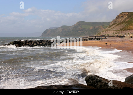 Ropugh la mer de la Manche martelant le littoral de West Bay, Dorset Banque D'Images