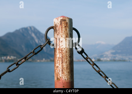 À l'aide de chaînes métalliques au bord du Lac Banque D'Images