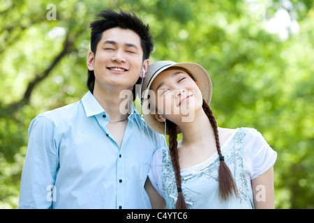 Couple heureux à l'écoute de la musique ensemble Banque D'Images