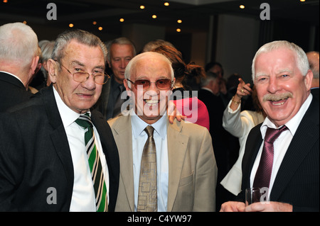 Celtic Legends Sean Fallon (à gauche) et Dixie Deans (droite) avec la légende des Rangers Willie Henderson (centre) Banque D'Images