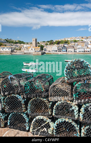 St Ives Cornwall : Des casiers à homard sur le mur du port à St Ives, Cornwall Banque D'Images