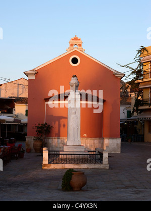 Le soleil du matin illumine l'église centrale de Gaios. Paxos, Grèce. Banque D'Images