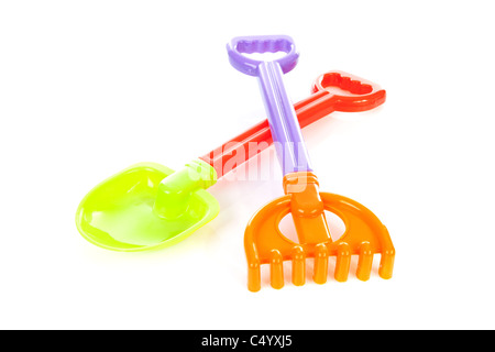 Jouets de plage multicolores, pelle et râteau, sur fond blanc Banque D'Images
