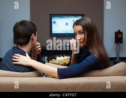 Observation jeune couple film sur le téléviseur Banque D'Images