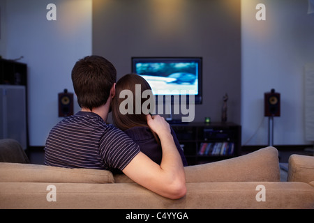 Observation jeune couple film sur le téléviseur Banque D'Images