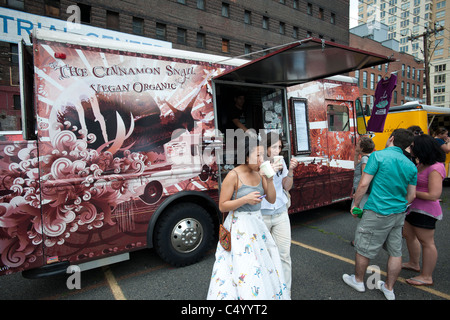 Les parcs de camions de nourriture de l'Escargot à la cannelle à 'pas Yo Mama's Craft Fair' dans la région de Jersey City, NJ Banque D'Images