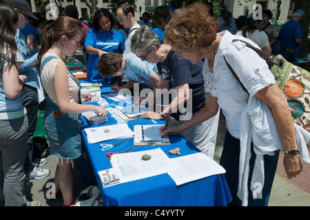 Recueillir des signatures des militants lors d'un rassemblement contre le projet de fracturation hydraulique dans l'État de New York Banque D'Images