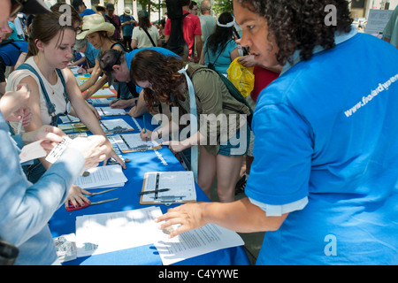 Recueillir des signatures des militants lors d'un rassemblement contre le projet de fracturation hydraulique dans l'État de New York Banque D'Images